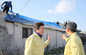 포항시, 지진피해 주택에 비가림용 천막 설치