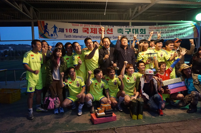제10회 국제친선 축구대회 우승을 차지한 베트남 근로자팀이 우승을 축하하고 있다