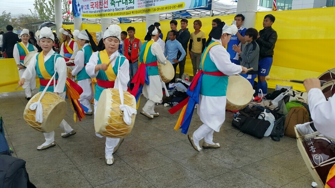 한국 전통민속 공연인 풍물은  신명나는 축구대회의 꽃이다