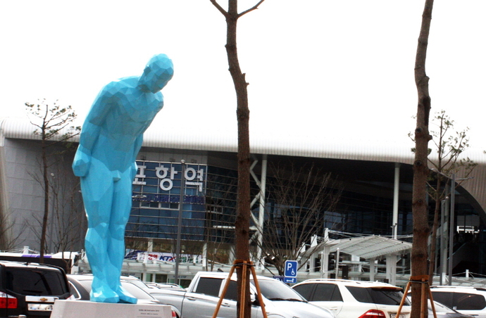 KTX역사에 설치된 철 조각작품(유영호, 인사하는 사람, 스테인리스 스틸, 높이 450cm, 2013년)